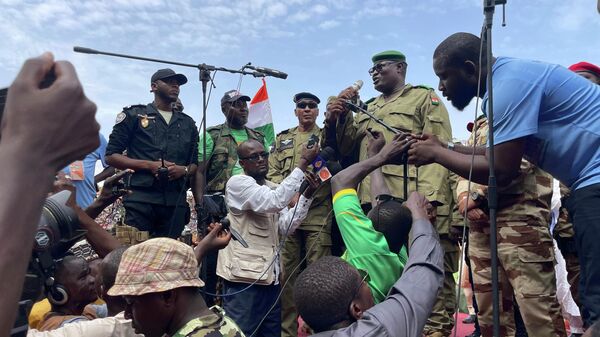Mohamed Toumba, um dos soldados que derrubaram o presidente nigerino Mohamed Bazoum, fala a apoiadores da junta governante do Níger em Niamey, em 6 de agosto de 2023 - Sputnik Brasil