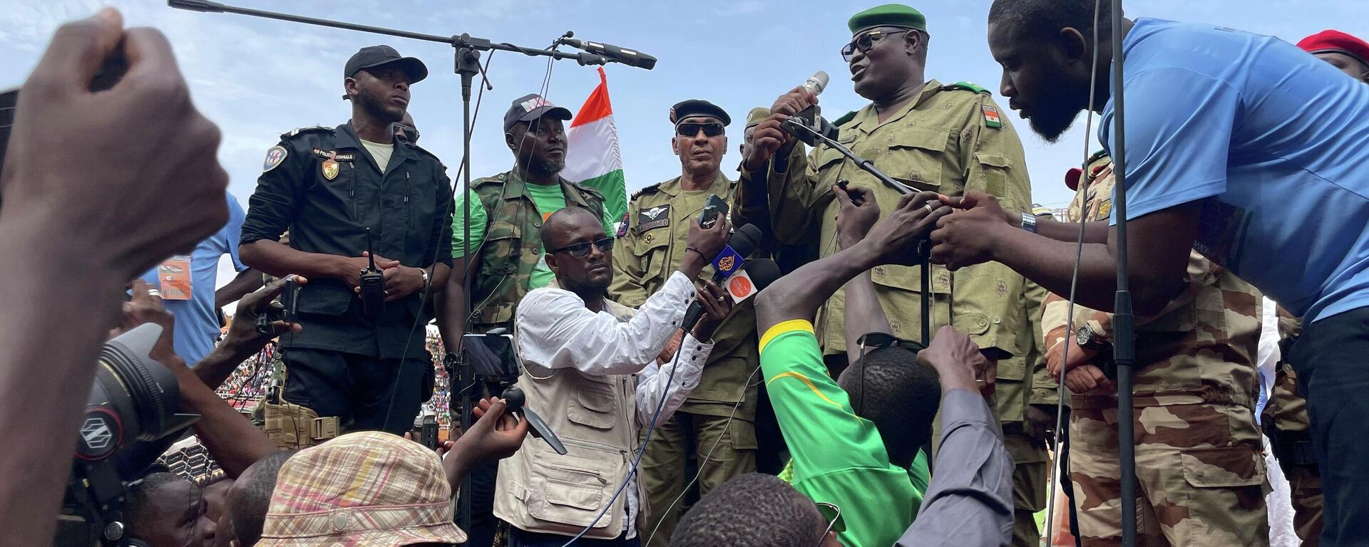 Mohamed Toumba, um dos soldados que derrubaram o presidente nigerino Mohamed Bazoum, fala a apoiadores da junta governante do Níger em Niamey, em 6 de agosto de 2023 - Sputnik Brasil, 1920, 05.05.2024