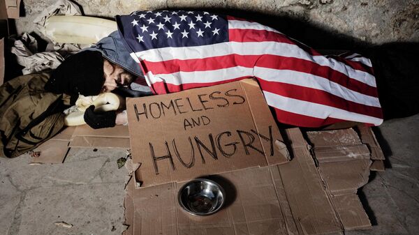 Morador de rua dormindo na calçada com a bandeira americana nos EUA - Sputnik Brasil