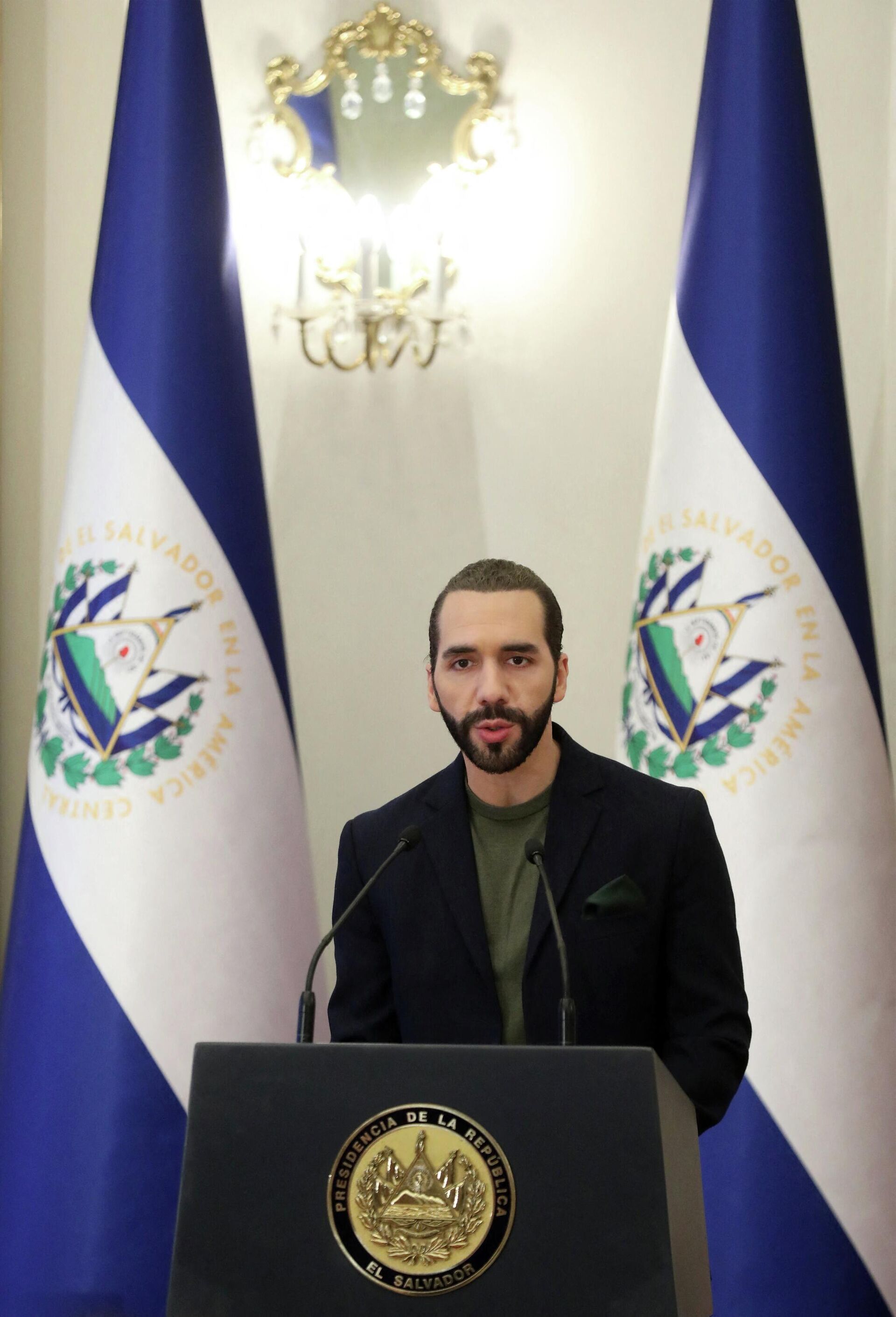 Nayib Bukele, presidente do El Salvador, fala durante coletiva de imprensa com o ator mexicano Eduardo Verástegui na Casa Presidencial em San Salvador, El Salvador, 28 de julho de 2023 - Sputnik Brasil, 1920, 10.08.2023