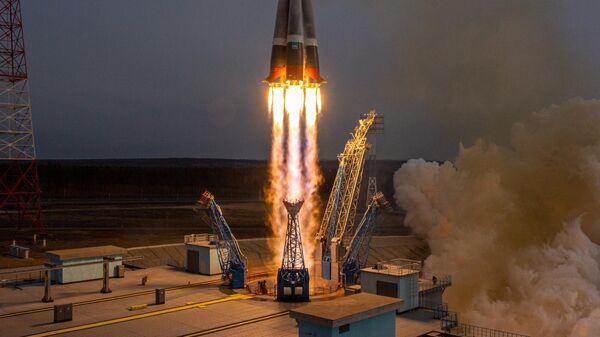 Lançamento do foguete portador Soyuz-2.1b, levando a bordo 36 satélites britânicos, do cosmódromo Vostochny - Sputnik Brasil