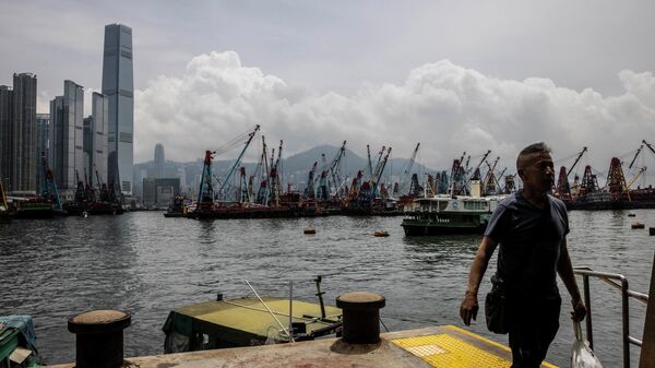 Homem desembarca de balsa em Hong Kong, China, 11 de agosto de 2023 - Sputnik Brasil