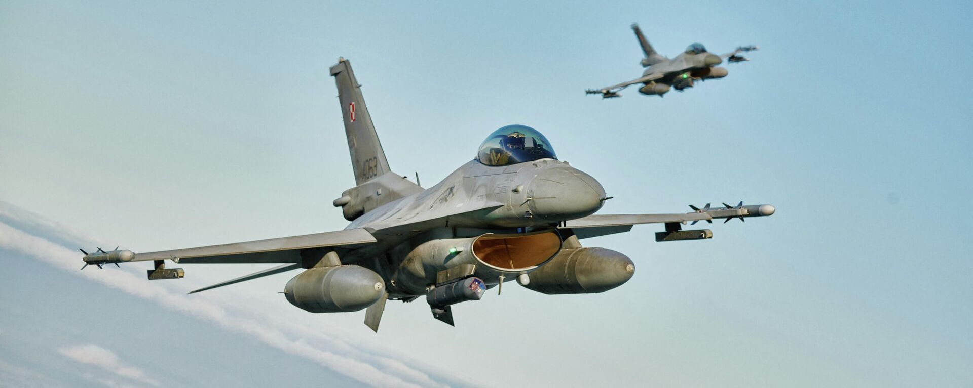 Caças F-16 participam do exercício de blindagem aérea da OTAN perto da base aérea em Lask, centro da Polônia, 12 de outubro de 2022 - Sputnik Brasil, 1920, 11.08.2023