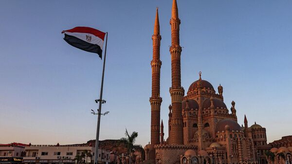 Uma bandeira egípcia tremula do lado de fora da Grande Mesquita de al-Sahaba (Companheiros do Profeta) durante a conferência do clima COP27 na cidade turística de Sharm el-Sheikh, no mar Vermelho, no Egito, em 19 de novembro de 2022 - Sputnik Brasil