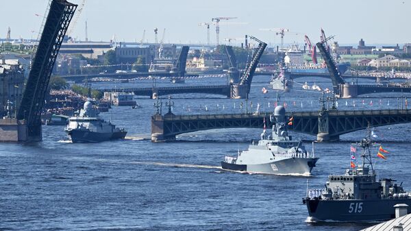 Navios de guerra navegam durante o desfile do Dia da Marinha Russa, em São Petersburgo, Rússia - Sputnik Brasil