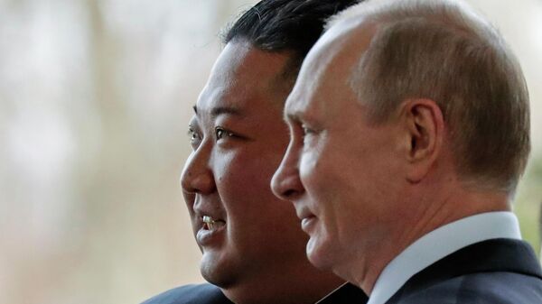 O presidente russo, Vladimir Putin (à direita), e o líder da Coreia do Norte, Kim Jong-un, posam para fotógrafos durante seu encontro em Vladivostok, Rússia - Sputnik Brasil