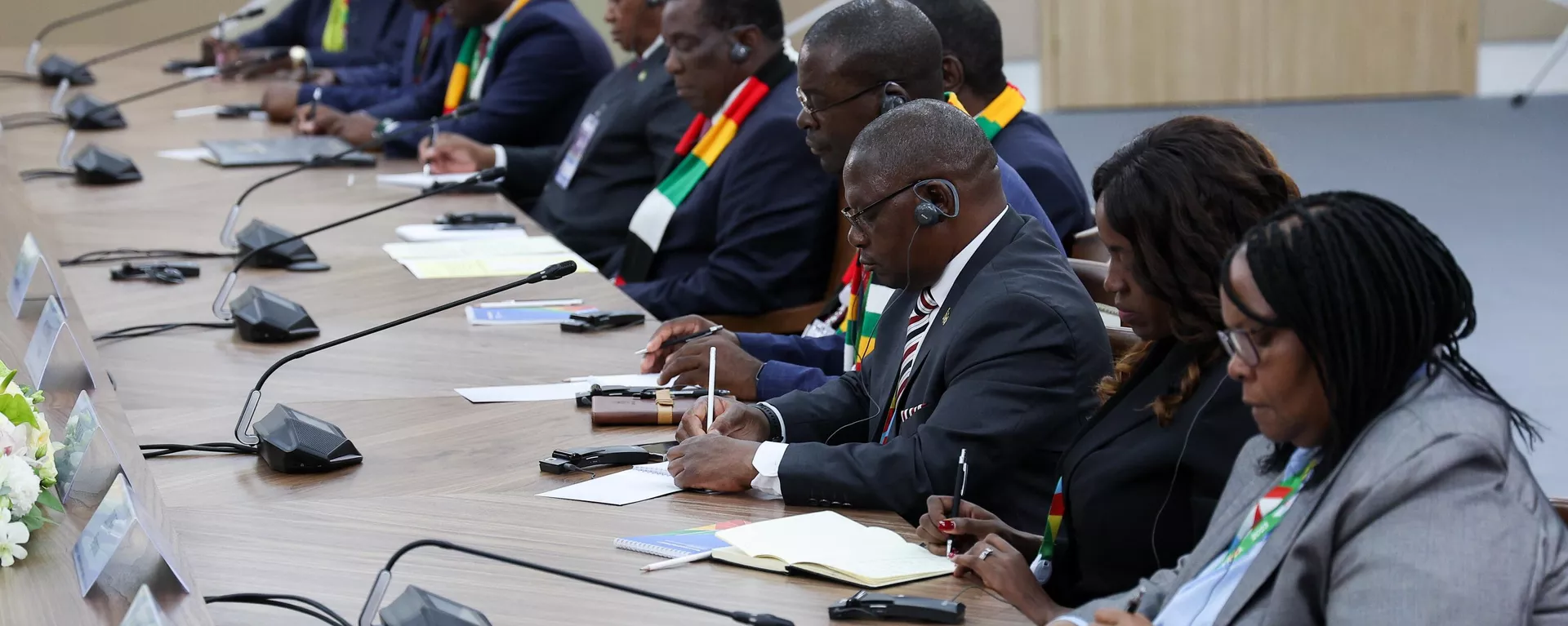 Membros da delegação do Zimbábue momentos antes de reunião entre o presidente do país, Emmerson Mnangagwa, e o presidente russo, Vladimir Putin, à margem da Segunda Cimeira e Fórum Econômico e Humanitário Rússia-África, no Expofórum. São Petersburgo, Rússia - Sputnik Brasil, 1920, 14.12.2023