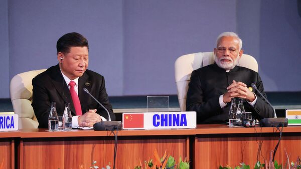 O presidente da China, Xi Jinping, e o primeiro-ministro da Índia, Narendra Modi, participam de uma reunião durante a 10ª cúpula do BRICS  - Sputnik Brasil