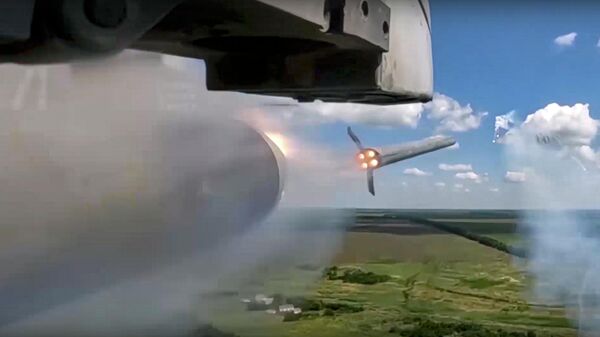 Caça da Força Aérea da Rússia disparando foguetes durante operação militar especial na Ucrânia, em 13 de julho de 2023 - Sputnik Brasil
