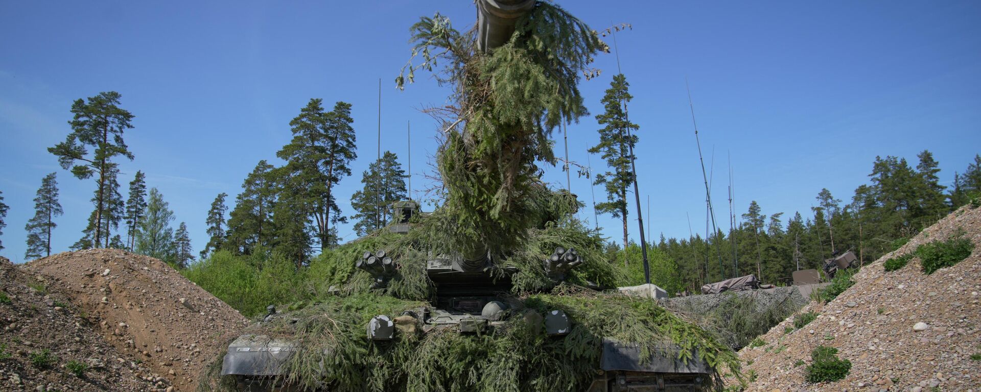 Um tanque Challenger 2 pertencente ao Exército britânico, visto durante exercícios da OTAN na Estônia, 20 maio de 2023 - Sputnik Brasil, 1920, 01.09.2023