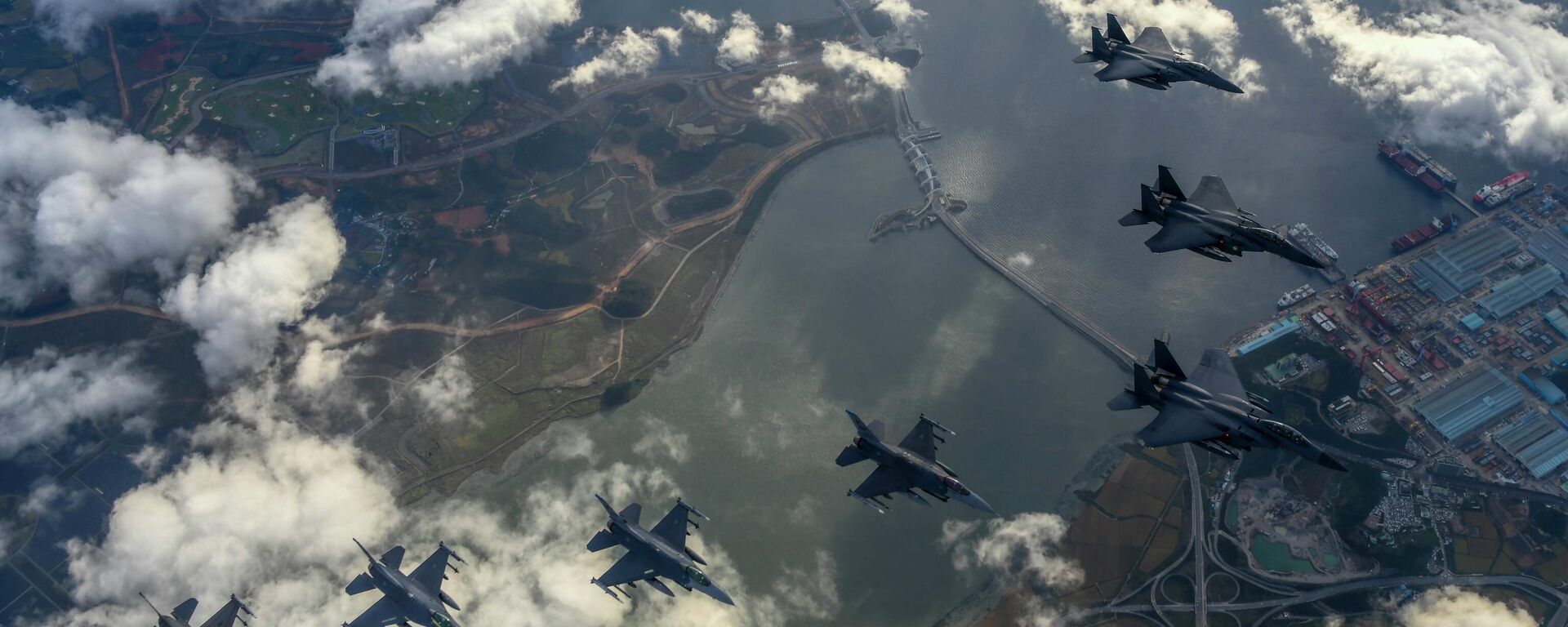Nesta foto fornecida pelo Ministério da Defesa da Coreia do Sul, os caças F15K da Força Aérea da Coreia do Sul e os caças F-16 da Força Aérea dos EUA voam em formação durante um exercício conjunto em um local não revelado na Coreia do Sul, terça-feira, 4 de outubro de 2022 - Sputnik Brasil, 1920, 18.08.2023
