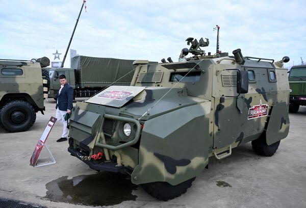 Versão do veículo blindado Tigr-M com proteção adicional, projetada para proteger colunas de equipamentos militares em movimento, apoiar áreas de deslocamento de tropas e realizar tarefas de reconhecimento. - Sputnik Brasil