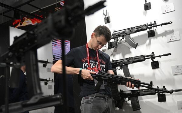 Versão do fuzil de assalto AK-20, apresentada pelo consórcio Kalashnikov, que pode usar cartuchos 5,56 × 45 mm da OTAN, batizada como AK-19. - Sputnik Brasil