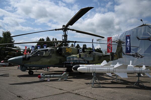 Helicóptero de ataque Ka-52M modernizado com o míssil guiado polivalente Izdelie-305 (com a extremidade vermelha na foto). - Sputnik Brasil