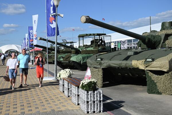 Tanques russos T-14 Armata e T-90M Proryv com o sistema de camuflagem Nakidka e o novo sistema de proteção contra drones Triton. O complexo eletrônico conta com quatro emissores, montados nos cantos da torre, que inibem os sinais. - Sputnik Brasil