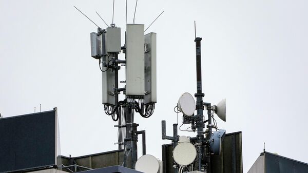 Mastros de rádio para comunicações móveis em um prédio em Gelsenkirchen, Alemanha, 7 de março de 2023 - Sputnik Brasil