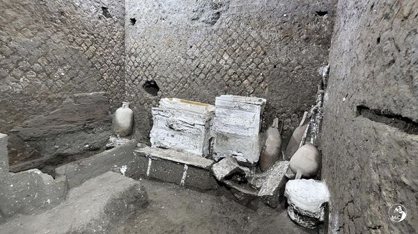 A mobília de um quarto destinado a escravos foi encontrada na vila romana de Civita Giuliana, a cerca de 600 metros das muralhas da antiga Pompeia. Na foto, é denunciada a situação de precariedade e subordinação - Sputnik Brasil