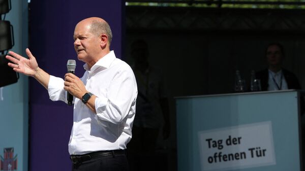 Olaf Scholz, chanceler alemão, fala no palco durante o Dia da Casa Aberta na Chancelaria Federal Alemã em Berlim, Alemanha, 20 de agosto de 2023 - Sputnik Brasil