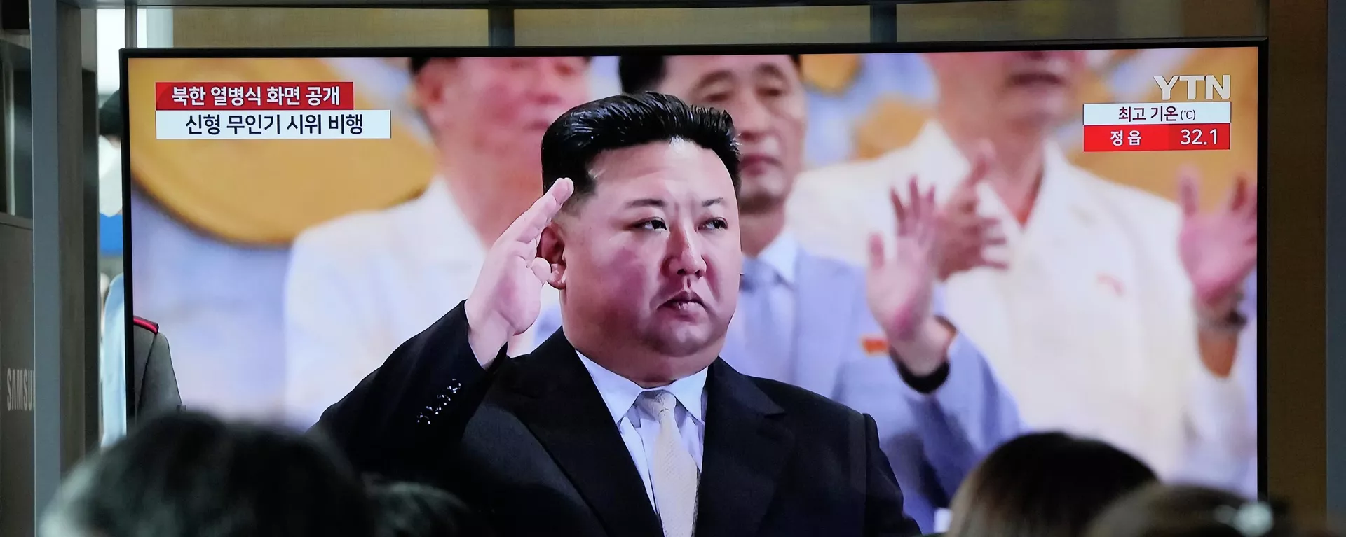 Tela televisiva mostra Kim Jong-un, líder da Coreia do Norte, durante desfile militar para marcar o 70º aniversário do armistício que interrompeu as hostilidades na Guerra da Coreia de 1950-53, durante noticiário na Estação Ferroviária de Seul, em Seul, Coreia do Sul, 28 de julho de 2023 - Sputnik Brasil, 1920, 23.10.2024