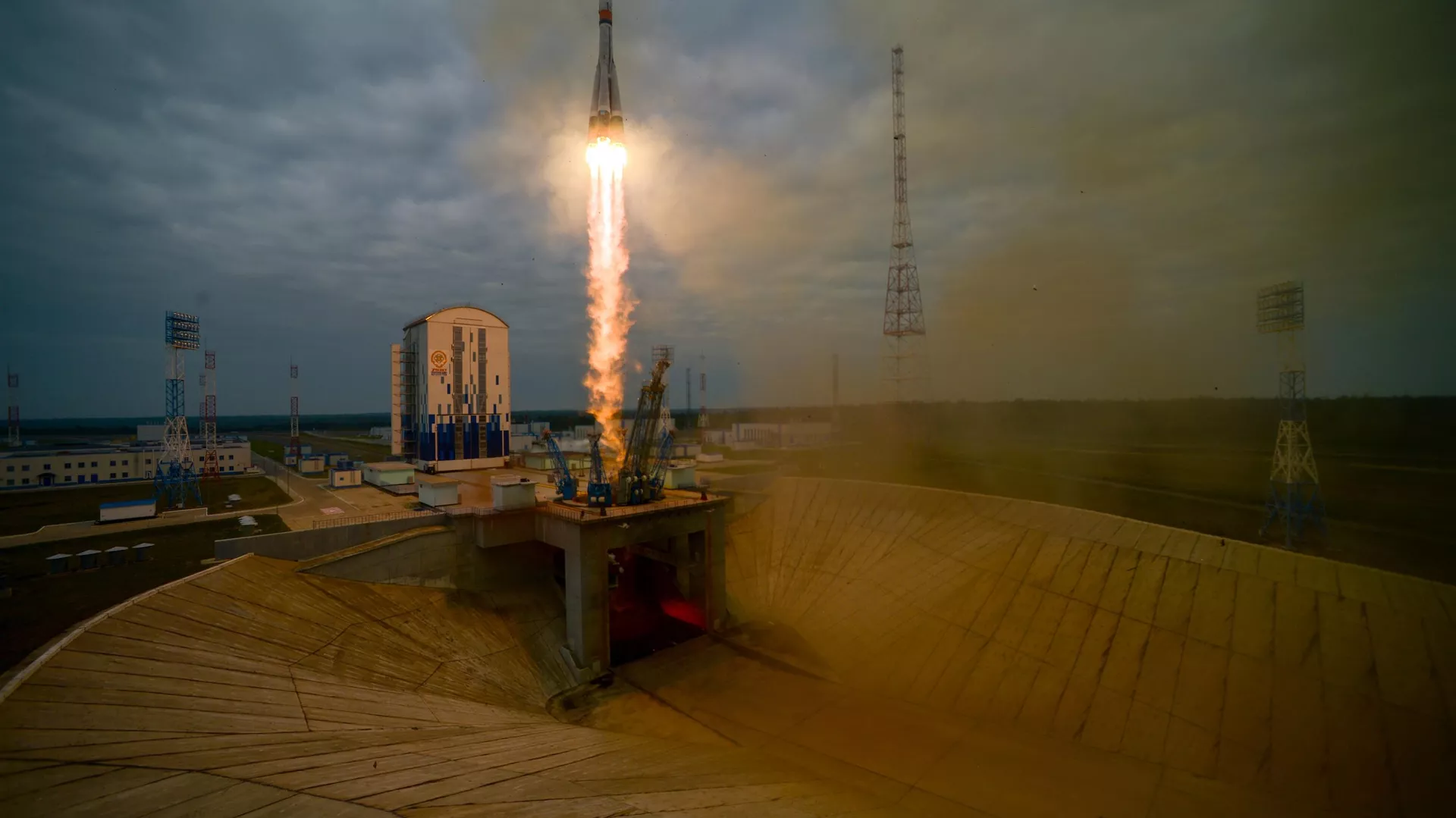 Lançamento do foguete Soyuz 2.1b com o estágio superior Fregat e a estação espacial Luna-25 do cosmódromo Vostochny, Rússia, 11 de agosto de 2023 - Sputnik Brasil, 1920, 21.07.2024