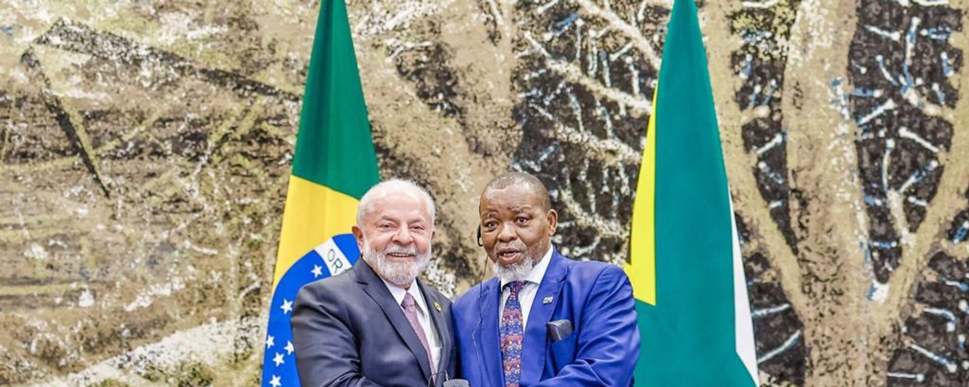 Luiz Inácio Lula da Silva e Gwede Mantashe na Cúpula do BRICS, África do Sul, 22 de agosto de 2023 - Sputnik Brasil, 1920, 22.08.2023