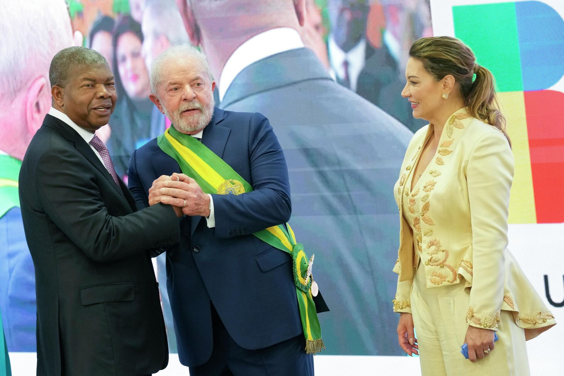 O presidente Luiz Inácio Lula da Silva, ao centro, aperta a mão do presidente de Angola, João Lourenço, após ele tomar posse como novo presidente no Palácio do Planalto em Brasília, Brasil, 1º de janeiro de 2023 - Sputnik Brasil, 1920, 22.08.2023