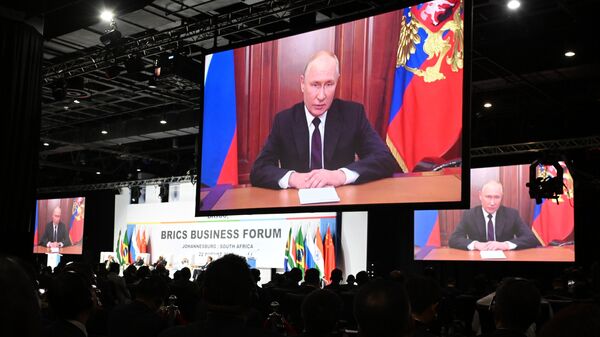Participantes assistem à transmissão do discurso do presidente russo Vladimir Putin durante a 15ª Cúpula do BRICS em Joanesburgo, África do Sul, 22 de agosto de 2023 - Sputnik Brasil