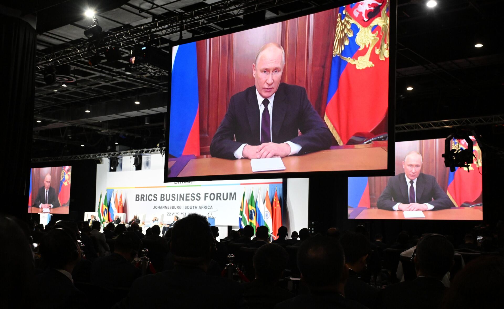 Participantes assistem à transmissão do discurso do presidente russo Vladimir Putin durante a 15ª Cúpula do BRICS em Joanesburgo, África do Sul, 22 de agosto de 2023 - Sputnik Brasil, 1920, 22.08.2023