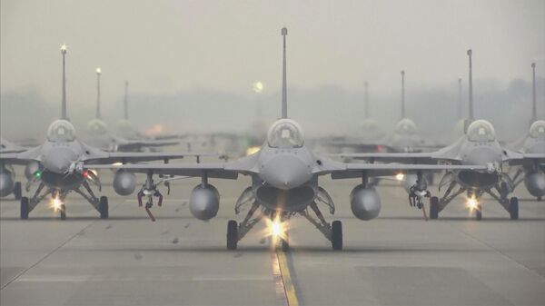 Nesta imagem capturada de vídeo, caças F-16V da Força Aérea de Taiwan taxiam ao longo de uma pista durante um exercício em Chiayi, no sudoeste de Taiwan, 5 de janeiro de 2022 - Sputnik Brasil