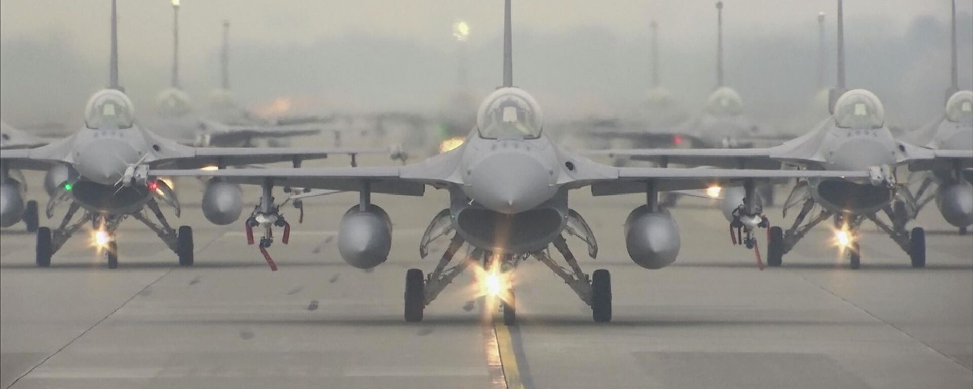 Nesta imagem capturada de vídeo, caças F-16V da Força Aérea de Taiwan taxiam ao longo de uma pista durante um exercício em Chiayi, no sudoeste de Taiwan, 5 de janeiro de 2022 Nesta imagem capturada de vídeo, caças F-16V da Força Aérea de Taiwan taxiam ao longo de uma pista durante um exercício em Chiayi, no sudoeste de Taiwan, 5 de janeiro de 2022 - Sputnik Brasil, 1920, 15.11.2025