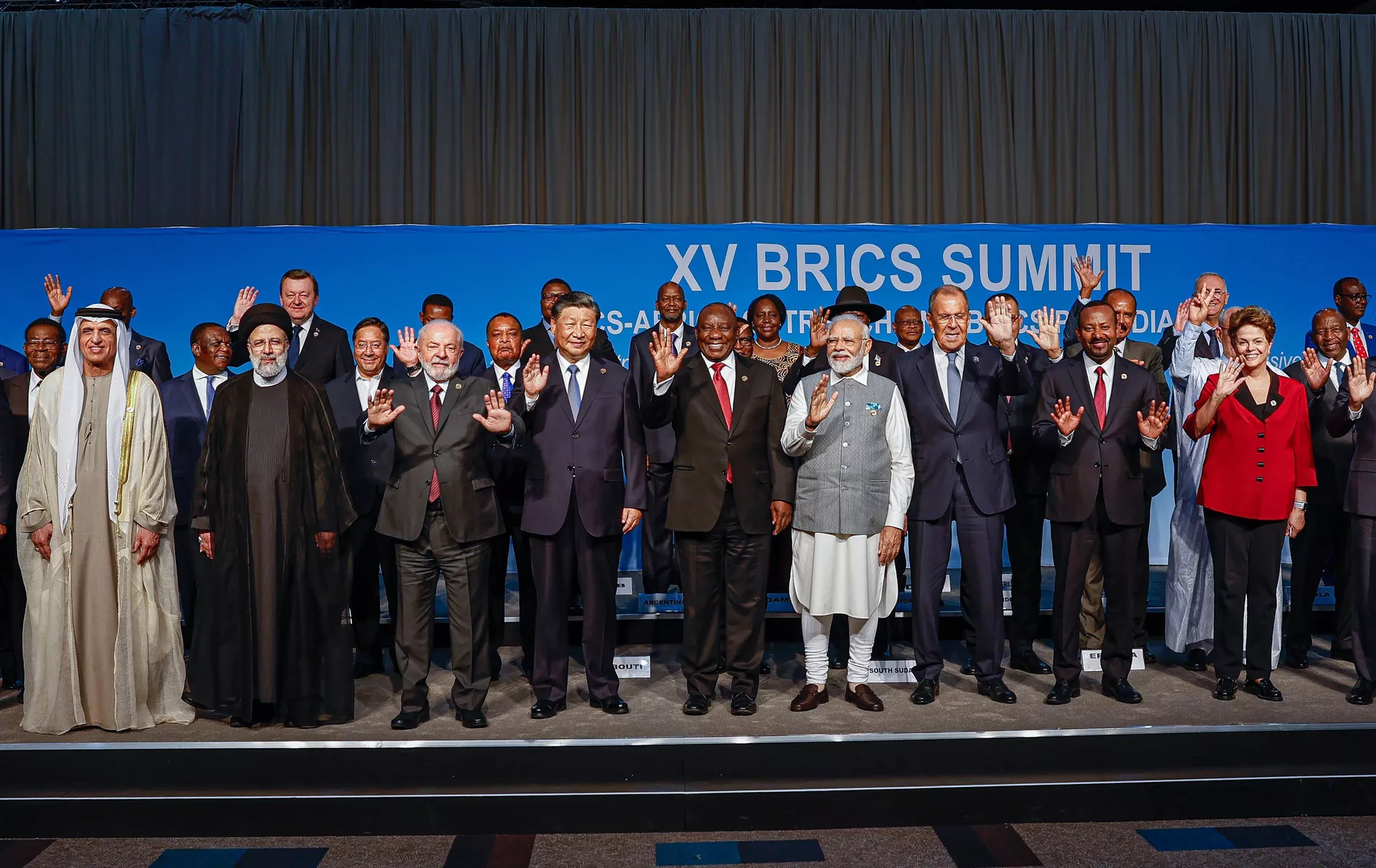 Presidente da República, Luiz Inácio Lula da Silva, e presidentes dos países amigos do BRICS, posam para foto oficial após a reunião do grupo, no Sandton Convention Centre. Joanesburgo - África do Sul - Sputnik Brasil, 1920, 17.10.2024