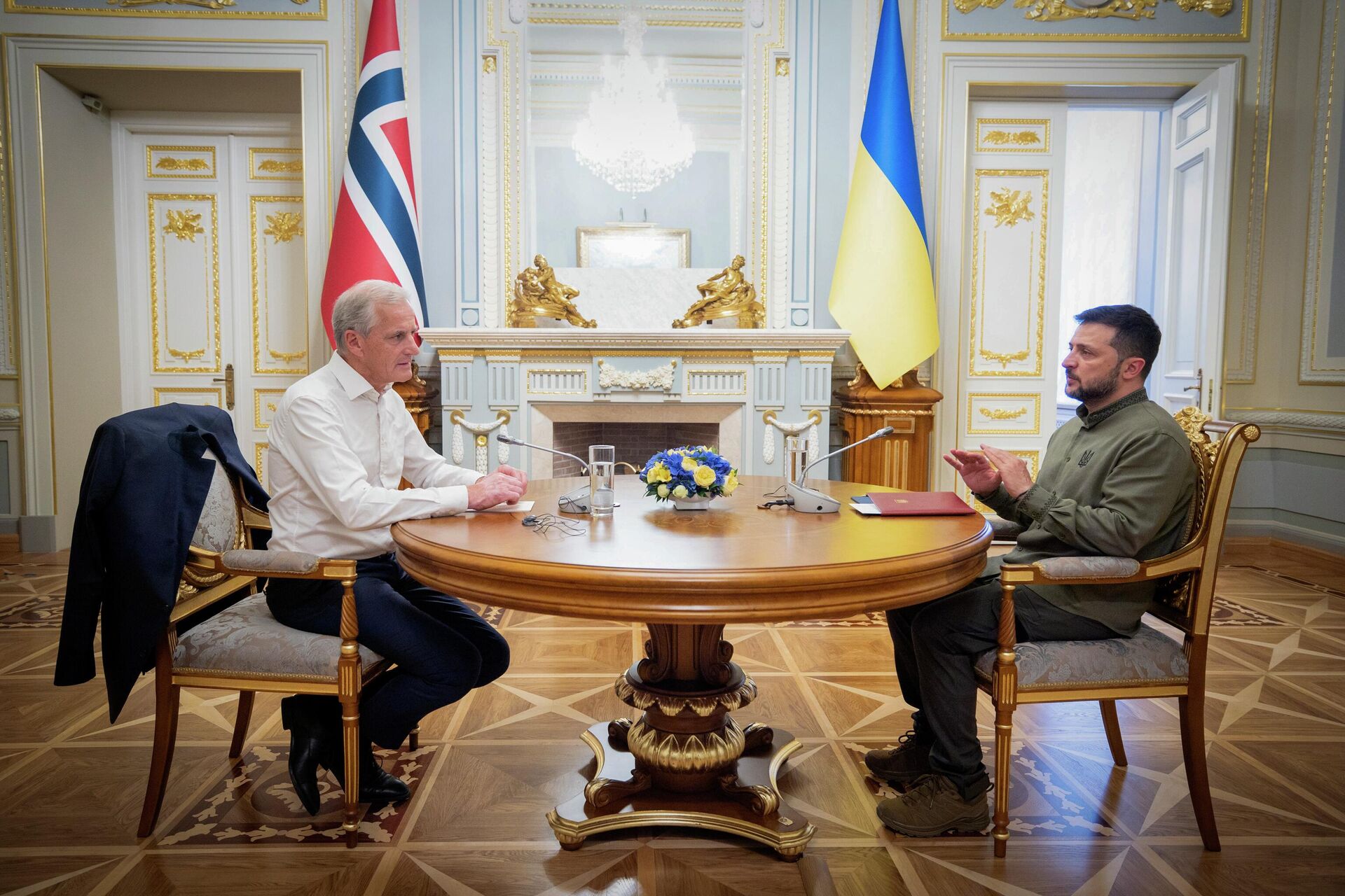 O presidente ucraniano, Vladimir Zelensky (à direita), e o primeiro-ministro da Noruega, Jonas Gahr Store, conversam durante reunião em Kiev. Ucrânia, 24 de agosto de 2023 - Sputnik Brasil, 1920, 24.08.2023