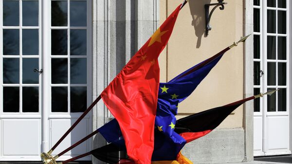 Bandeiras da China, Europa e Alemanha caem durante reunião de Sigmar Gabriel e Wang Yi, ministros das Relações Exteriores da Alemanha e da China, na casa de hóspedes do Ministério das Relações Exteriores em Berlim, Alemanha, 26 de abril de 2017 - Sputnik Brasil