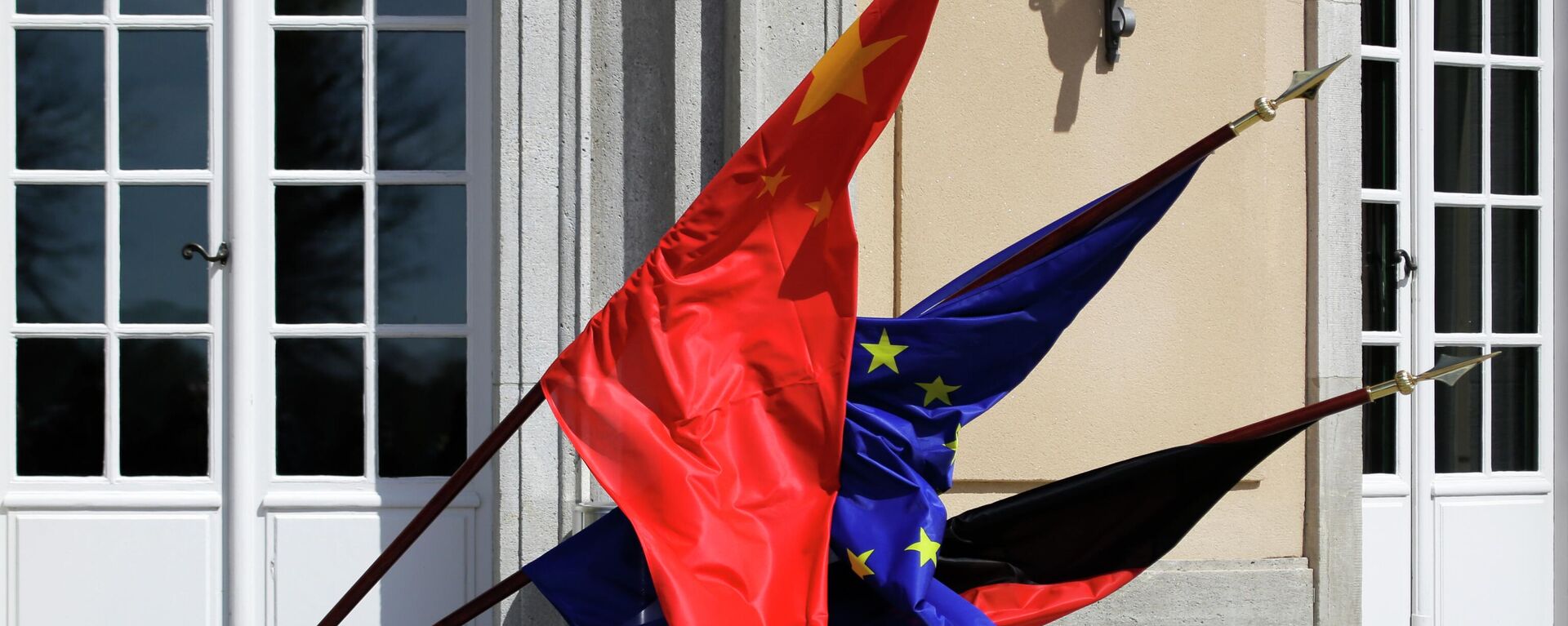 Bandeiras da China, Europa e Alemanha caem durante reunião de Sigmar Gabriel, então ministro das Relações Exteriores da Alemanha, e seu homólogo chinês, Wang Yi, na casa de hóspedes da chancelaria alemã. Berlim, 26 de abril de 2017 - Sputnik Brasil, 1920, 03.07.2024