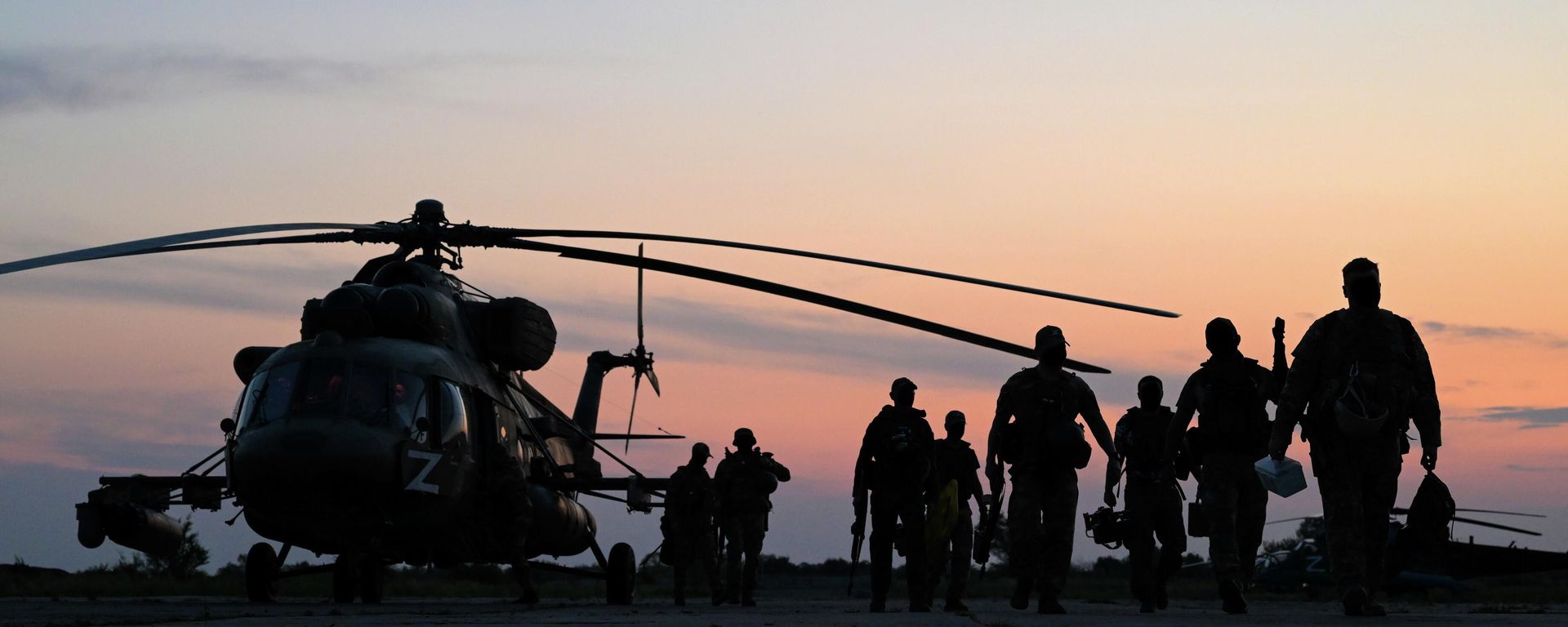 Grupo de militares das Forças Armadas da Rússia retornando de uma missão de combate na zona da operação militar especial, foto publicada em 2 de agosto de 2023 - Sputnik Brasil, 1920, 19.09.2026