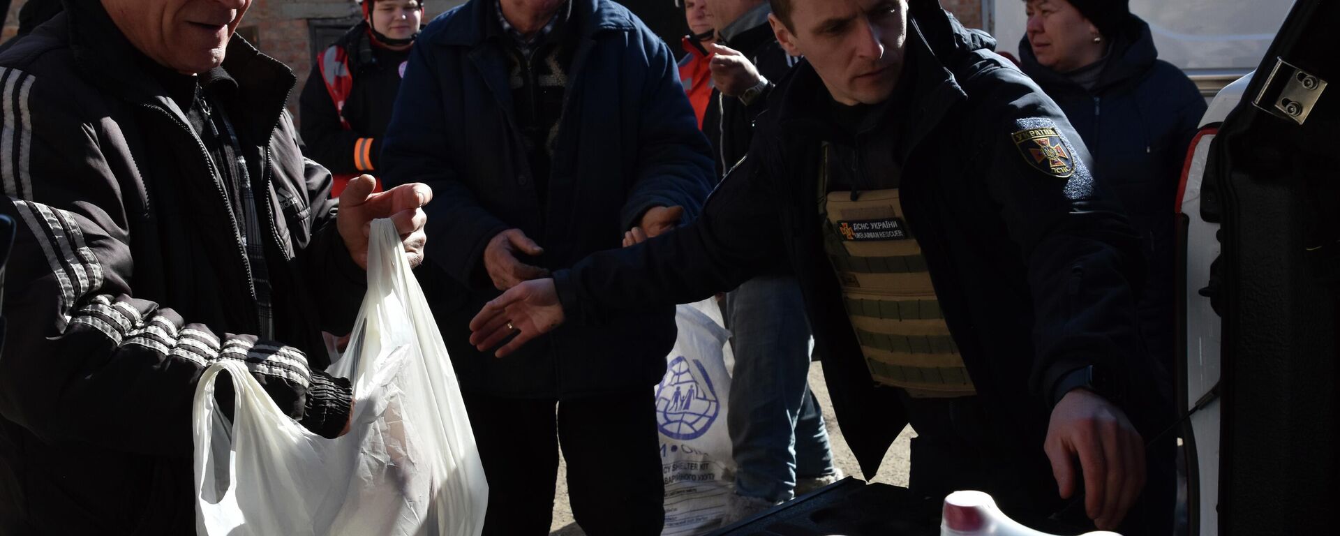Pessoas recebem pão e ajuda humanitária em ponto de distribuição na cidade de Orekhovo, Ucrânia, 6 de março de 2023 - Sputnik Brasil, 1920, 26.08.2023