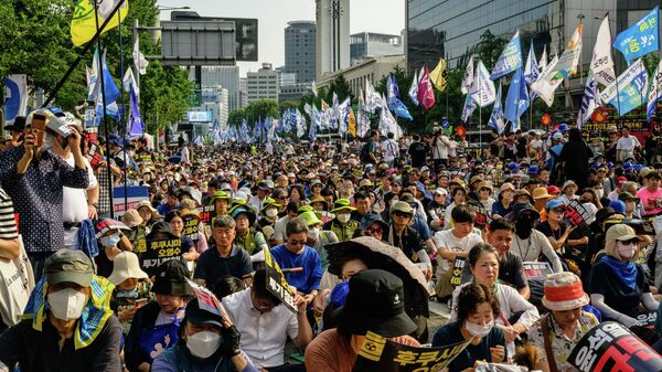 Pessoas participam de protesto contra a descarga pelo Japão da radioativa tratada da usina nuclear de Fukushima, em Seul, Coreia do Sul, 26 de agosto de 2023 - Sputnik Brasil