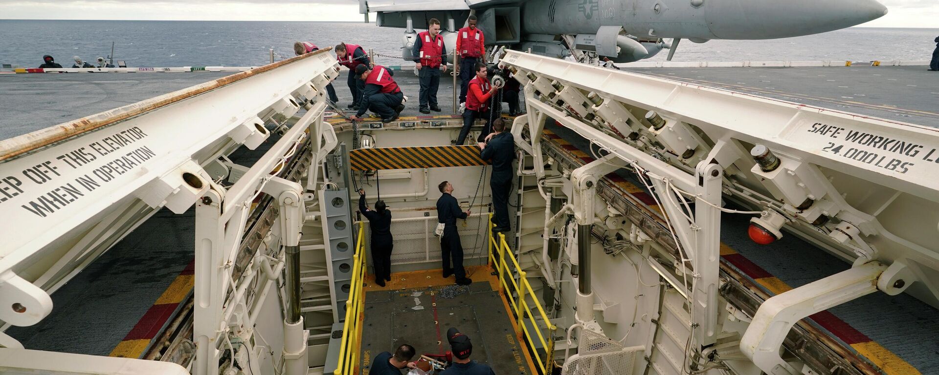 Equipe de armamento no porta-aviões movido a energia nuclear USS Gerald R. Ford na costa da Virgínia, EUA, 6 de outubro de 2022 Equipe de armamento no porta-aviões movido a energia nuclear USS Gerald R. Ford na costa da Virgínia, EUA, 6 de outubro de 2022 - Sputnik Brasil, 1920, 17.11.2025