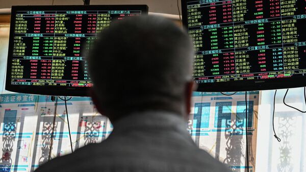 Um investidor monitora os movimentos dos preços das ações em uma empresa de valores mobiliários em Xangai, 24 de setembro de 2021 - Sputnik Brasil