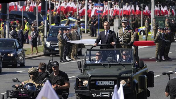 Andrzej Duda, presidente da Polônia, cumprimenta as tropas durante grande desfile militar em Varsóvia, Polônia, 15 de agosto de 2023 - Sputnik Brasil