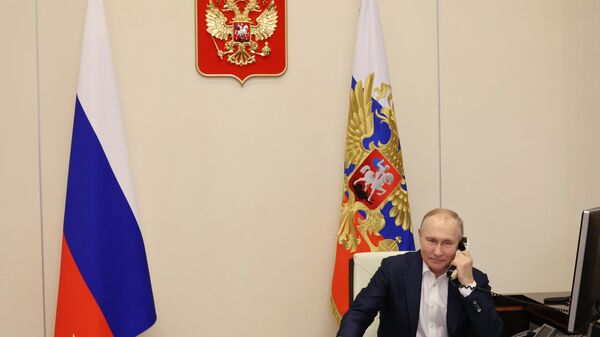 Vladimir Putin, presidente da Rússia, falando ao telefone (imagem referencial) - Sputnik Brasil