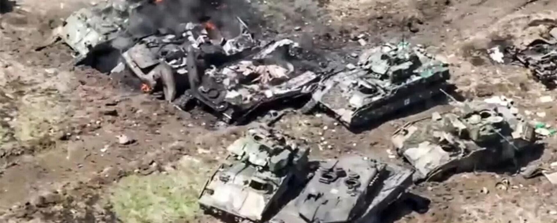 Um tanque Leopard 2 e um veículo de combate Bradley entre vários veículos ucranianos destruídos - Sputnik Brasil, 1920, 10.11.2023