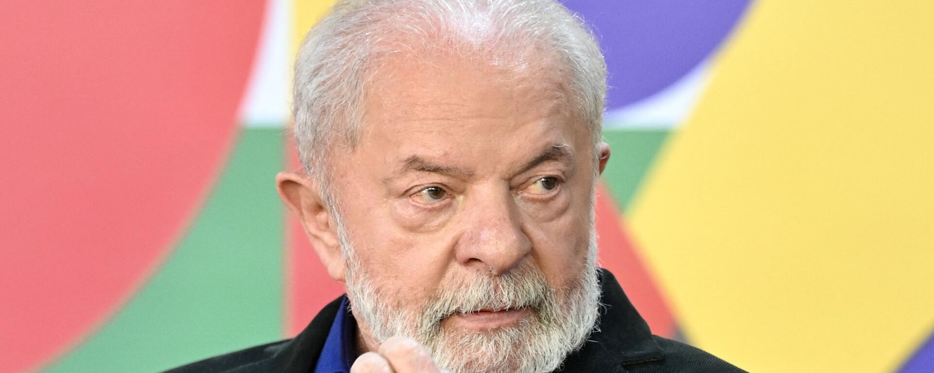 O presidente brasileiro Luiz Inácio Lula da Silva gesticula durante a assinatura da nova lei que aumenta o reajuste anual do salário mínimo no Palácio do Planalto, em Brasília, em 28 de agosto de 2023 - Sputnik Brasil, 1920, 29.08.2023