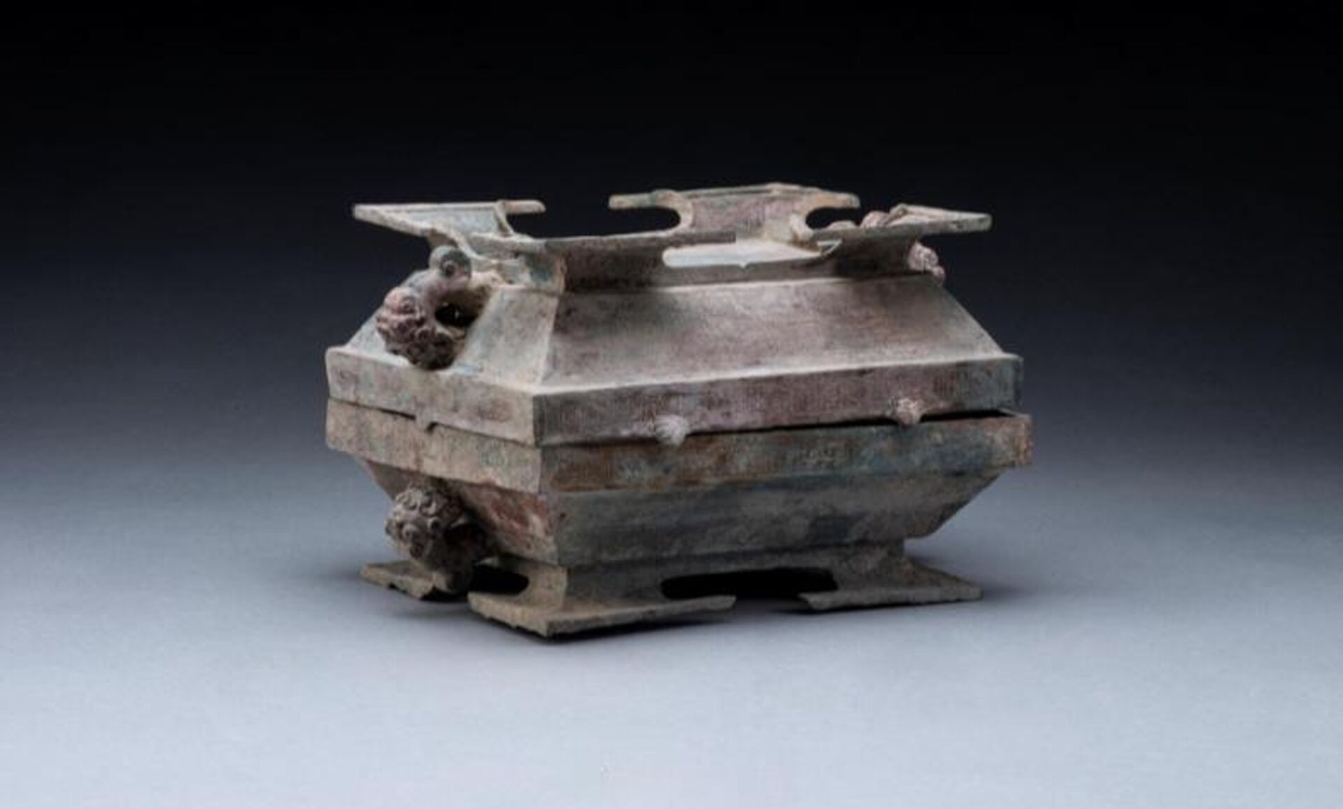 Vaso de bronze para rituais encontrado perto das ruínas do palácio chinês - Sputnik Brasil, 1920, 29.08.2023
