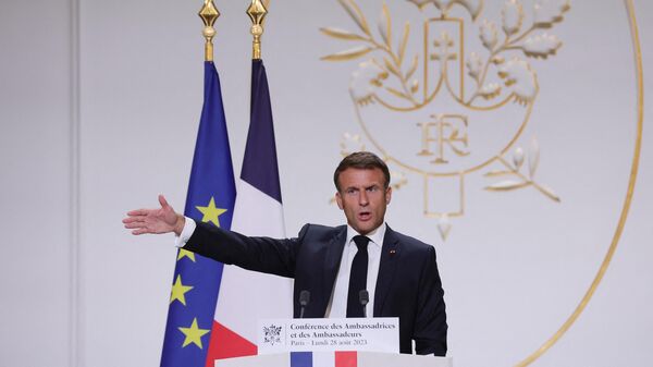 O presidente francês Emmanuel Macron dirige-se aos embaixadores franceses durante a conferência de embaixadores no Palácio do Eliseu, em Paris, em 28 de agosto de 2023 - Sputnik Brasil
