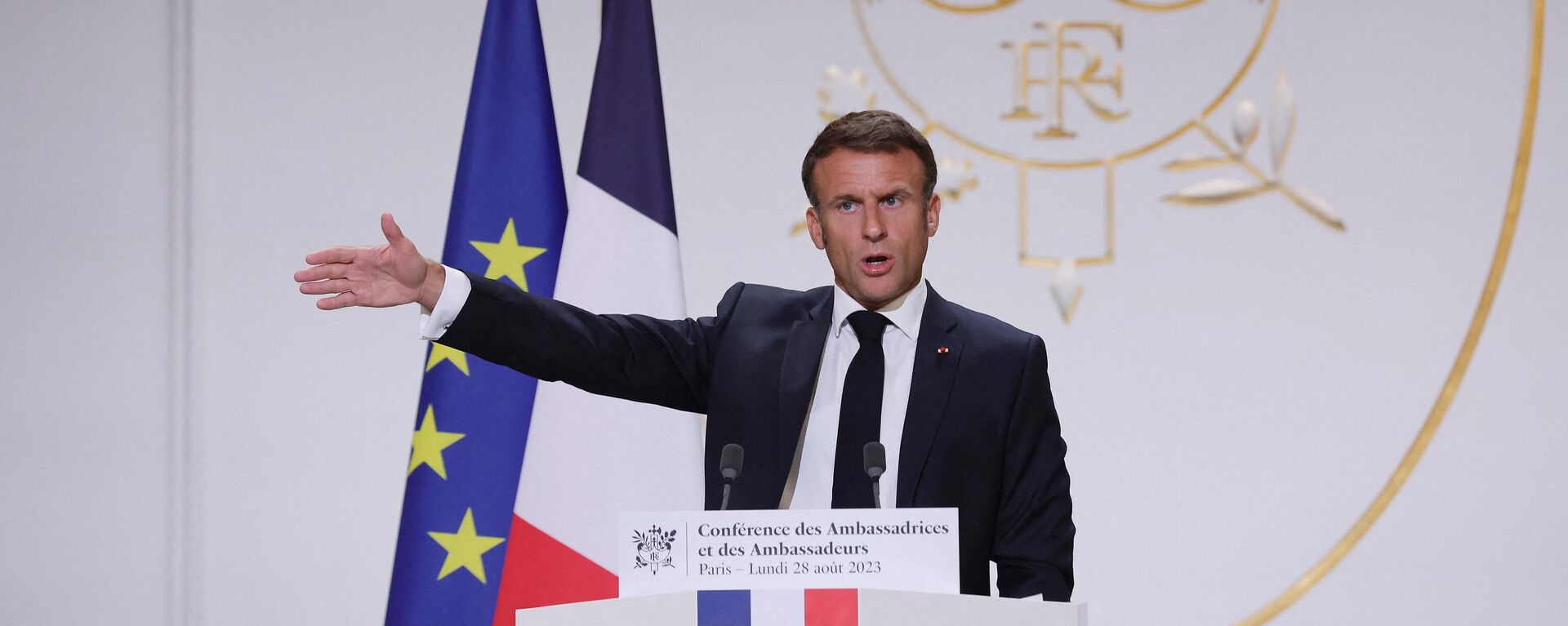 O presidente francês Emmanuel Macron dirige-se aos embaixadores franceses durante a conferência de embaixadores no Palácio do Eliseu, em Paris, em 28 de agosto de 2023 - Sputnik Brasil, 1920, 29.08.2023