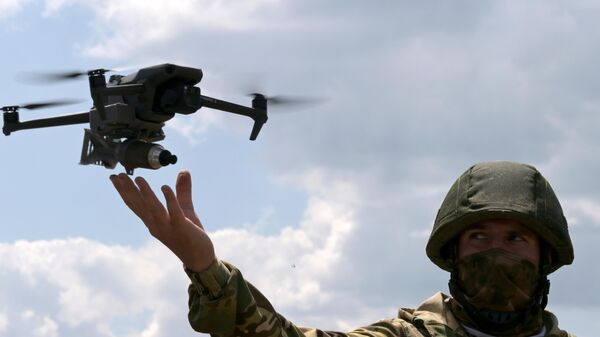 Militar russo usa drone na zona de operações militares especiais da Ucrânia - Sputnik Brasil