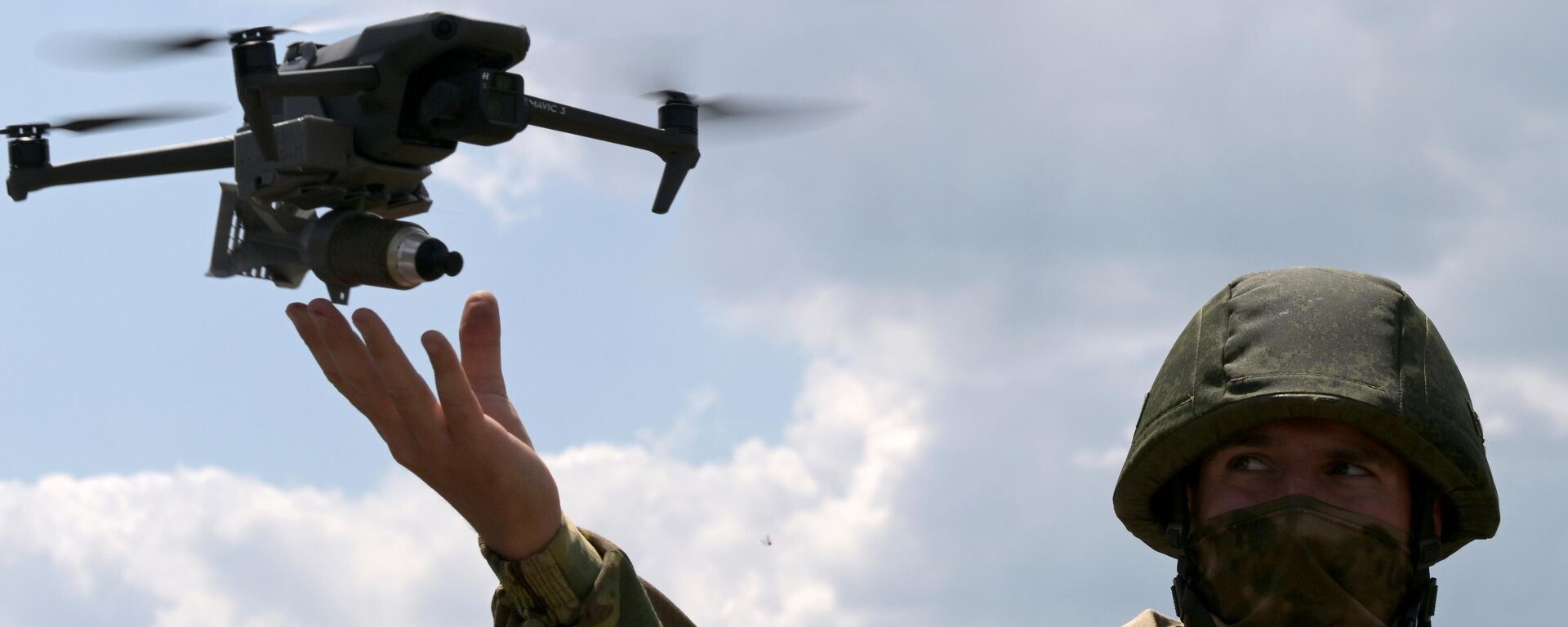 Um militar russo é visto usando um drone na zona de operações militares especiais da Ucrânia - Sputnik Brasil, 1920, 29.08.2023
