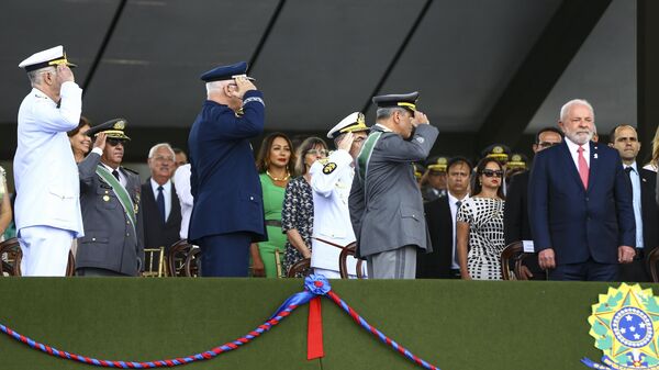 Os comandantes das Forças Armadas e o presidente Luiz Inácio Lula da Silva durante cerimônia comemorativa do Dia do Exército, no Quartel-General do Exército, em Brasília (DF), em 19 de abril de 2023 - Sputnik Brasil
