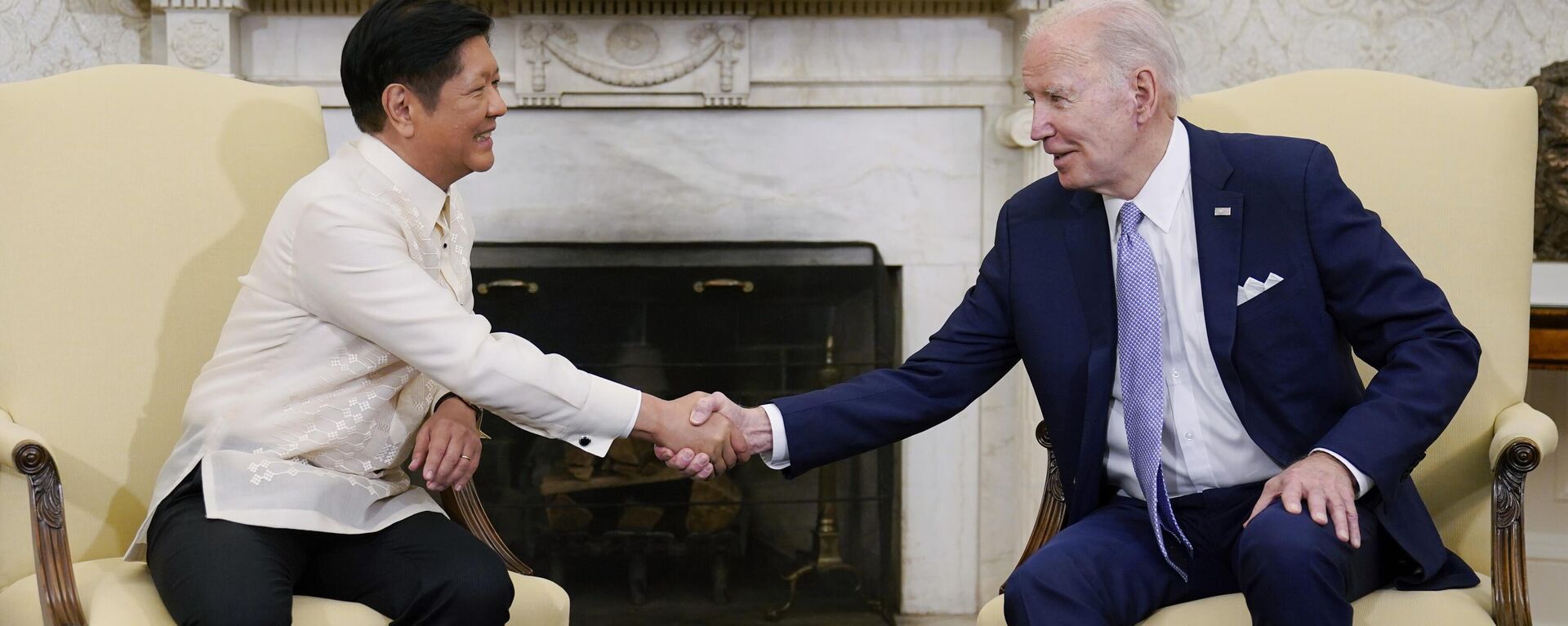 O presidente Joe Biden aperta a mão do presidente das Filipinas, Ferdinand Marcos Jr., enquanto eles se encontram no Salão Oval da Casa Branca em Washington, 1º de maio de 2023 - Sputnik Brasil, 1920, 30.08.2023